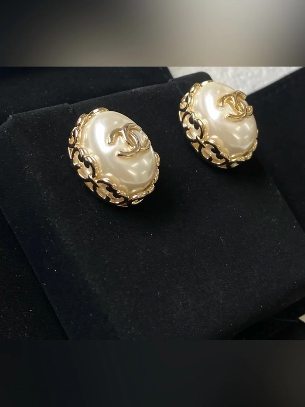 Double C VINTAGE STYLE OVAL PEARL Gold-Tone Logo Stud Earrings For Pierced Ears